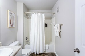 Bathroom - Landing | Spectacular 2BD, Game Room, Gym (Tallahassee)