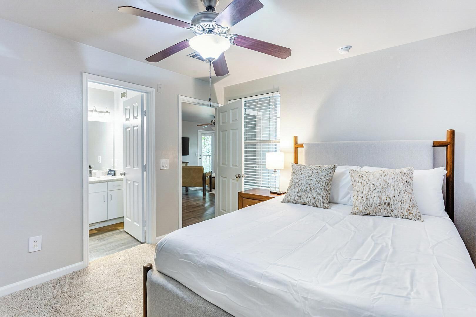 Desk, iron/ironing board, WiFi, bed sheets