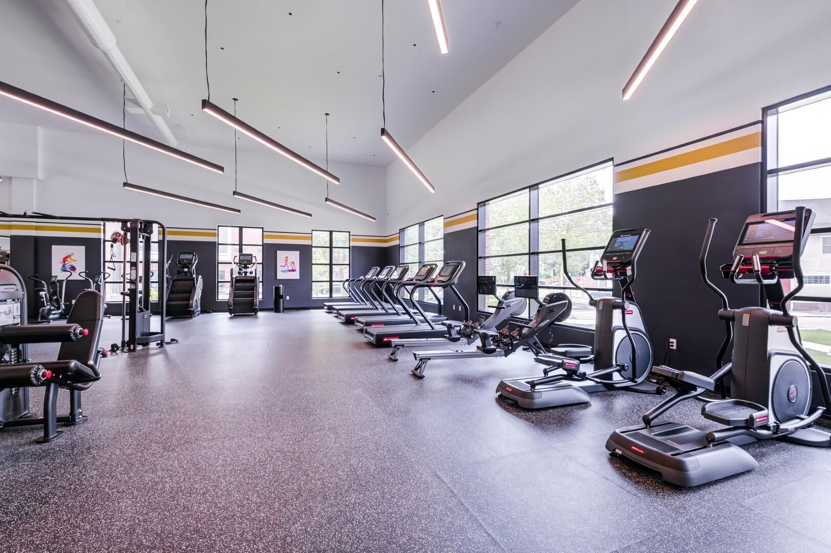 Ein modernes Fitnessstudio mit Laufbändern, Crosstrainern und Gewährleistungsequipment.