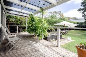 Terrace/patio - The Bungalow in Barwon Heads -Main street-Sleeps 7 (499568) (Barwon Heads)