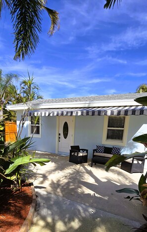 Terrace/patio - Private Paradise w/Pool near WPB Airport/Downtown/Pet-friendly! (West Palm Beach)