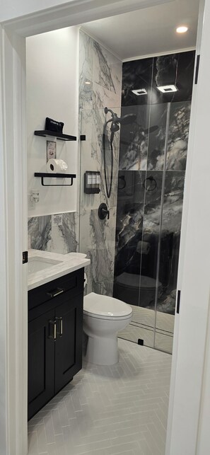 Shower, hair dryer, towels, soap - Private Paradise w/Pool near WPB Airport/Downtown/Pet-friendly! (West Palm Beach)