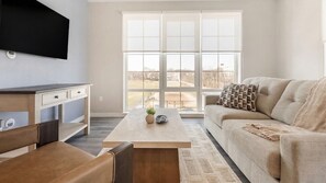 Smart TV - Landing | Amazing 2BD, Game Room, Gym (New Haven)