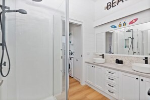 Bathroom - Sea Breeze on Orton 3 minute walk to the beach (499566) (Ocean Grove)