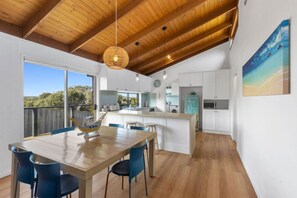 Dining - Sea Breeze on Orton 3 minute walk to the beach (499566) (Ocean Grove)