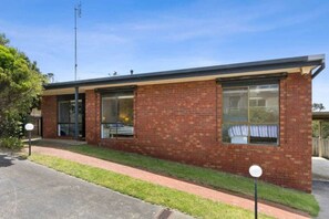 Exterior - Sea Breeze on Orton 3 minute walk to the beach (499566) (Ocean Grove)