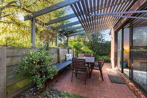 Outdoor dining - Sea Breeze on Orton 3 minute walk to the beach (499566) (Ocean Grove)