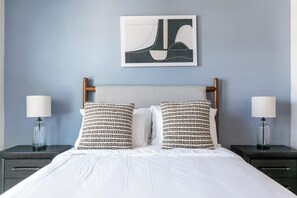 Escritorio, tabla de planchar con plancha, wifi y ropa de cama 