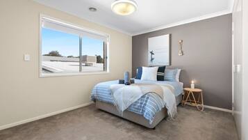 4 bedrooms, iron/ironing board, WiFi, bed sheets