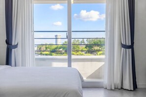 A hotel room with a bed, large window, and curtains. - Gangneung Gangmun Stay (Gangneung)