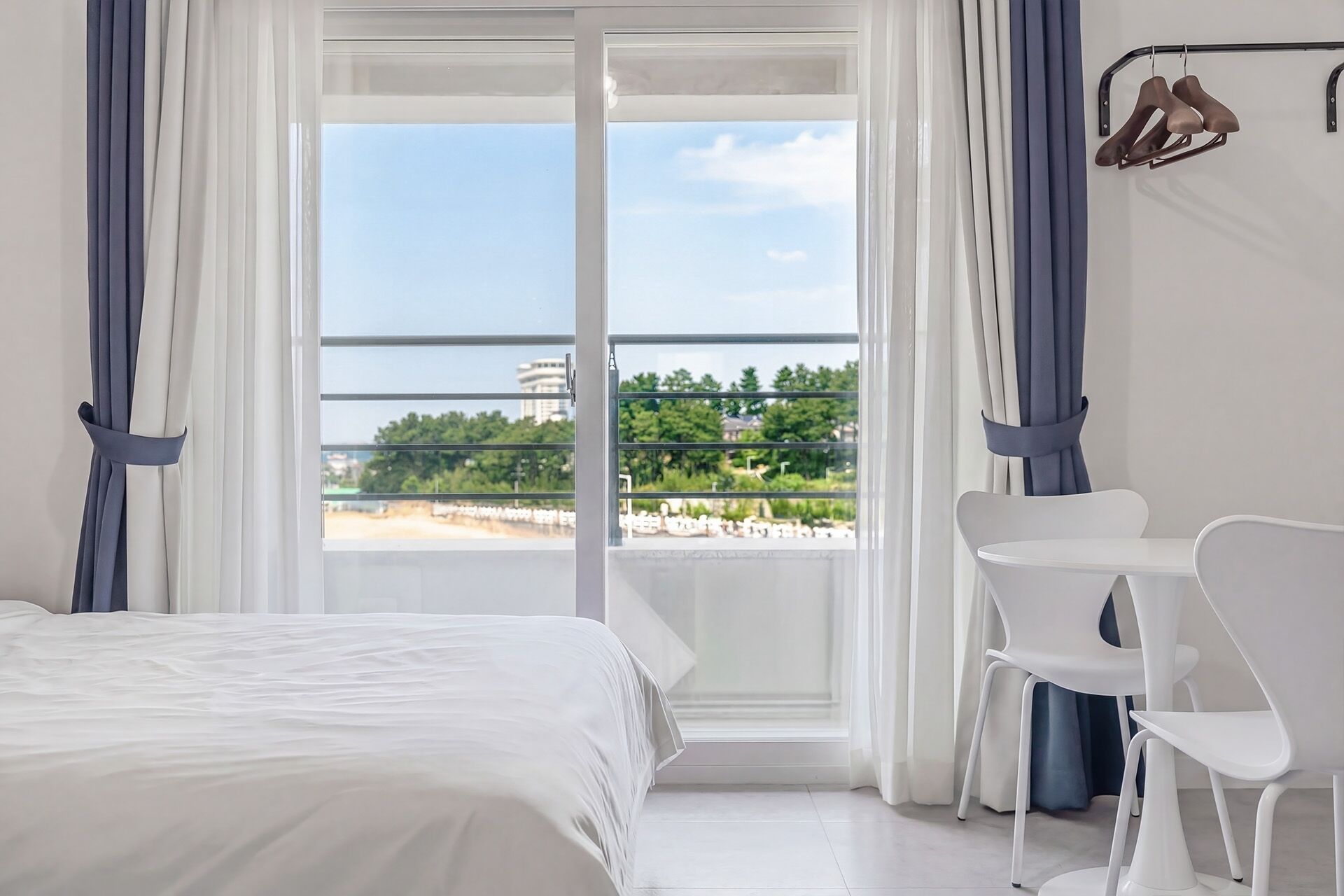 Basic Room, 1 Bedroom (402 (Half Ocean View / Breakfast)) | 1 bedroom, WiFi (free)
