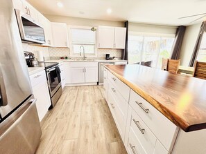 Private kitchen - New Reno 1.3M 2 Beach Full Kit, W&D, Large 2BD 2BA (Bonita Springs)