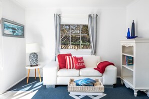 TV, books - Bonny Belle - Pet friendly - Walk to beach (499560) (Ocean Grove)