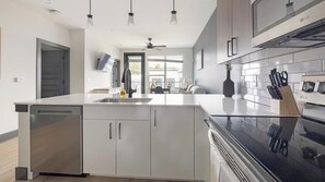 Fridge, dining tables - Landing | Stunning 1BD, Game Room, Clubhouse (Atlanta)