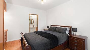 7 bedrooms, desk, iron/ironing board, travel cot