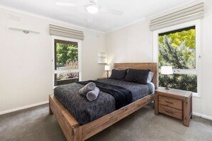 7 Schlafzimmer, Schreibtisch, Bügeleisen/Bügelbrett, Reisekinderbett