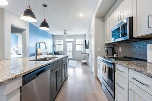 Fridge, dining tables - Landing | Incredible 2BD, Pool, Gym (San Marcos)