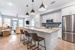 Fridge, dining tables - Landing | Amazing 2BD, Gym, Pool (San Marcos)