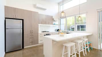 Réfrigérateur, four à micro-ondes, un four, surface de cuisson