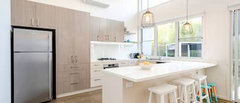 Refrigerador, microondas, horno, placa de cocina