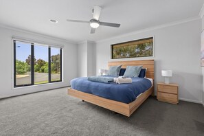 4 bedrooms, iron/ironing board, WiFi, bed sheets - Summer Breeze - 10 mins to Barwon Heads & Torquay! (499552) (Armstrong Creek)