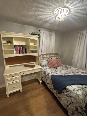 Room - Serene 2-bedroom house with AC in beautiful Saint Ann (Saint Ann)