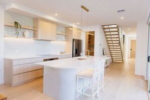 Fridge, microwave, oven, stovetop - OLD Grove - NEW Family Retreat! (499544) (Ocean Grove)