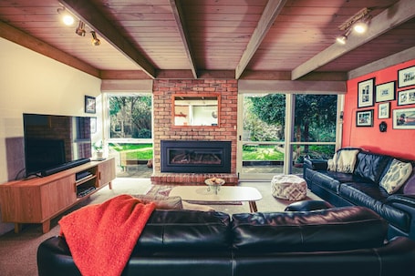 TV, fireplace. Coastal Couple Retreat - Sleeps 2 - Ocean Grove (499542)
