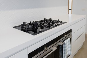 Microondas, horno, parrilla de estufa y lavavajillas
