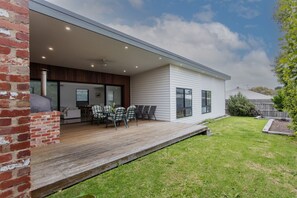 Outdoor dining - Greenview Luxe - Sleeps 7 - Firepit! (499541) (Ocean Grove)