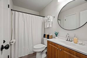 Secadora de cabello, toallas, jabón, papel de baño 