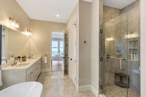 Shower, hair dryer, towels - Morning Mist on Keowee (Seneca)