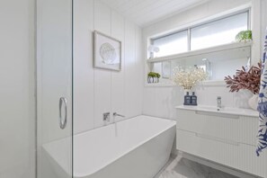 Hair dryer, towels - The Retreat - Sleeps 6 - Pet Friendly - Renovated! (499539) (Ocean Grove)