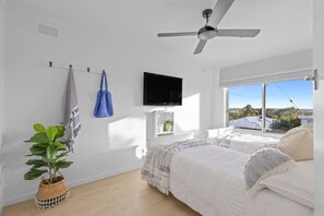3 bedrooms, iron/ironing board, WiFi, bed sheets - The Retreat - Sleeps 6 - Pet Friendly - Renovated! (499539) (Ocean Grove)