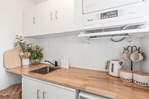 Interior - The Retreat - Sleeps 6 - Pet Friendly - Renovated! (499539) (Ocean Grove)