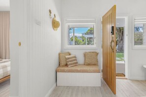 4 bedrooms, iron/ironing board, WiFi, bed sheets - Coastal Waters - Spa, Sleeps 8, Newly Renovated (499538) (Ocean Grove)