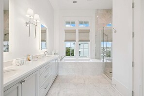 Douche, sèche-cheveux, serviettes fournies