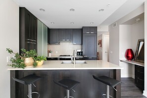 Private kitchen - Modern Spacious Waterfront Condo Downtown Calgary (Calgary)