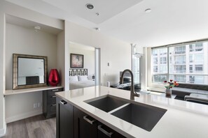Interior - Modern Spacious Waterfront Condo Downtown Calgary (Calgary)