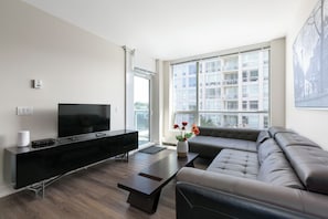 Living area - Modern Spacious Waterfront Condo Downtown Calgary (Calgary)