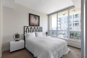 Room - Modern Spacious Waterfront Condo Downtown Calgary (Calgary)