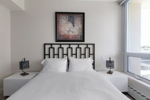 Iron/ironing board, Internet, bed sheets - Modern Spacious Waterfront Condo Downtown Calgary (Calgary)
