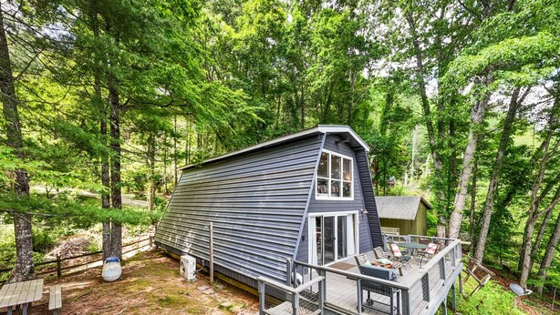 A cabin with a deck and a covered outdoor area, surrounded by trees. - Little Bear Cabin Robbinsville NC (Robbinsville)