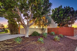 Property grounds - Mid-century oasis | Private courtyard! (San Diego)