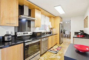 Fridge, microwave, oven, stovetop - Mid-century oasis | Private courtyard! (San Diego)
