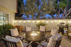 Outdoor dining - Mid-century oasis | Private courtyard! (San Diego)