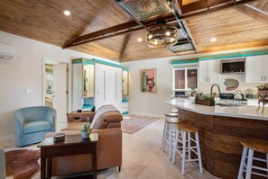 Smart TV, books, stereo - Private Cozy Modern Southwest Style Casita (Tucson)