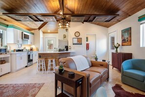 Smart TV, books, stereo - Private Cozy Modern Southwest Style Casita (Tucson)