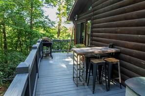 Outdoor dining - Story Book Cabin| Mnt Views| Close to DT| Hot Tub (Blue Ridge)