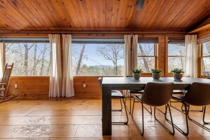 Dining - Story Book Cabin| Mnt Views| Close to DT| Hot Tub (Blue Ridge)